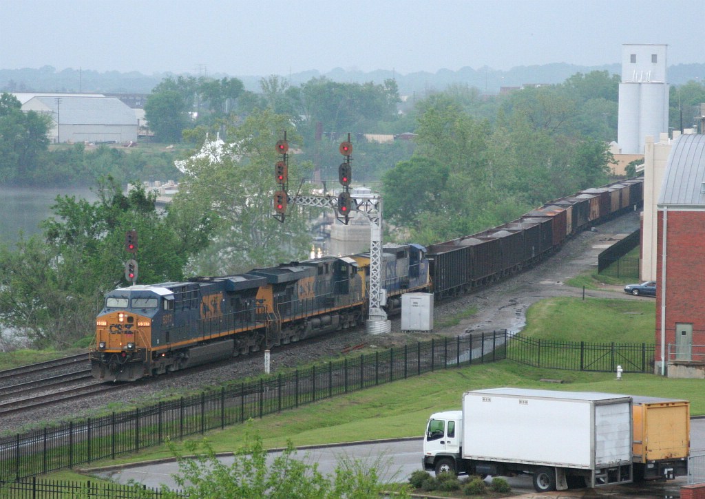 CSX 5317 leads rock train toward the Dothan sub